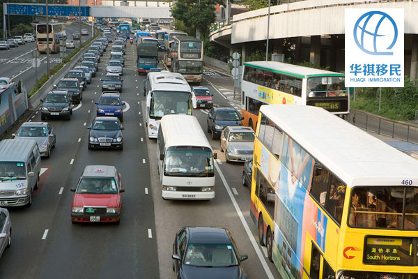 香港的交通，車流雖大，但不見有車輛插隊(duì)