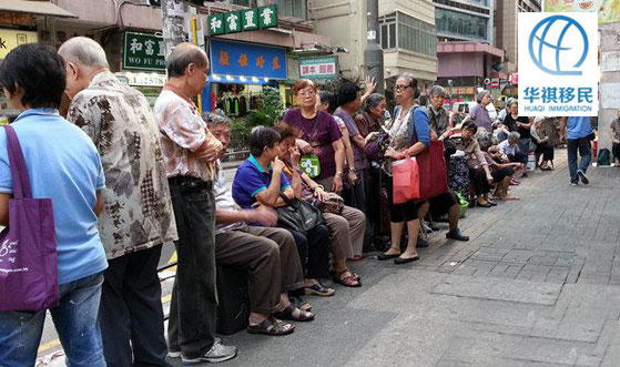 香港社會(huì)老齡化嚴(yán)重，引進(jìn)外來(lái)勞工和專業(yè)人才，成為香港既定政策