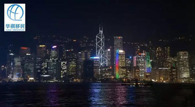 從維港看香港的夜景，五彩斑斕的燈光把高樓大廈裝扮地像舞池中偏偏起舞的美少女，倒映在水中的的五彩燈光，隨著潮水蕩漾，讓人感覺進(jìn)入了童話世界