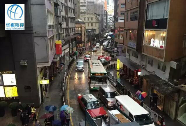 車水馬龍的街道，濃濃的英倫味